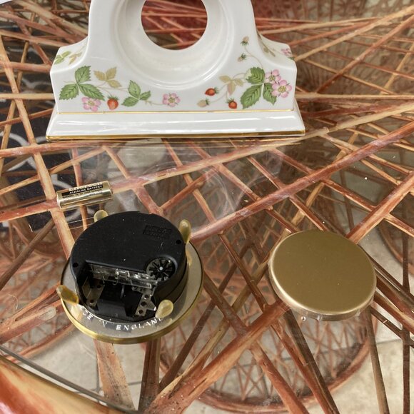 VINTAGE WEDGWOODL CLOCK Wild Strawberries Mantel Desk - Picture 3 of 5